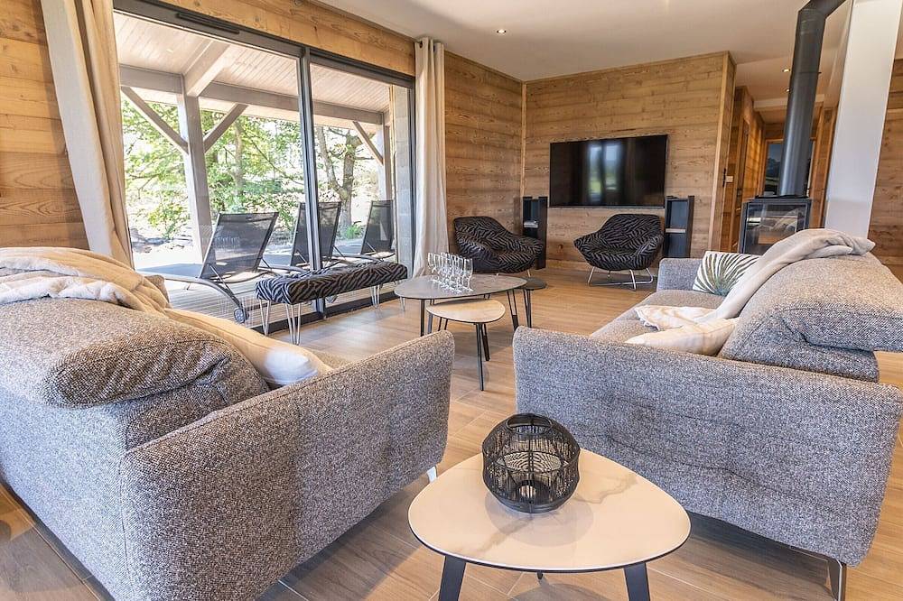 Luxury Lodge on Golf Course with Private Hot Tub, Pool & Gym Access in Le Chambon-sur-Lignon, Massif Central