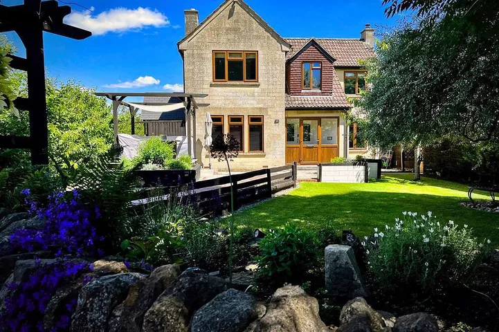 Cosy 3-bedroom home with garden and log burner, close to the City of Bath. in Bradford on Avon, Wiltshire
