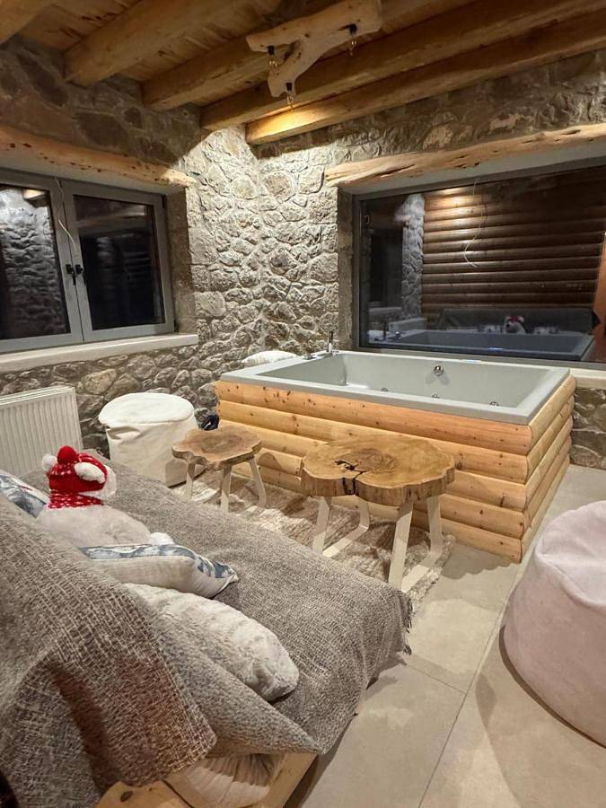 Casa de vacaciones para 6 personas, con piscina y jacuzzi además de terraza y jardín en Delfos