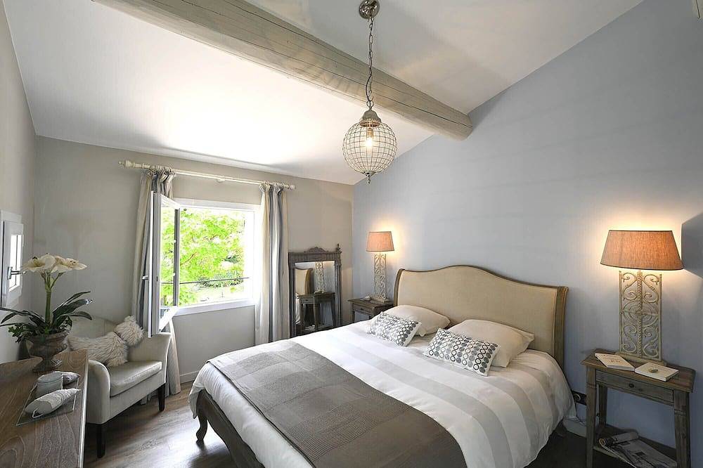Holidays in the heart of Provence in peace with a view of the little Luberon in Robion, Parc naturel régional du Luberon