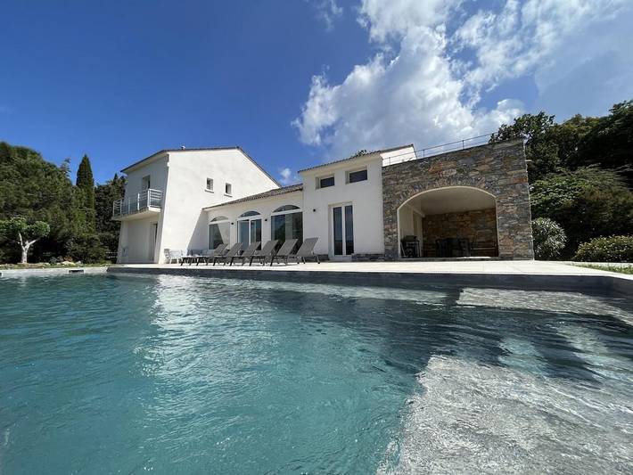 Villa pour 14 personnes, avec jardin et piscine ainsi que vue et sauna, adapté aux familles