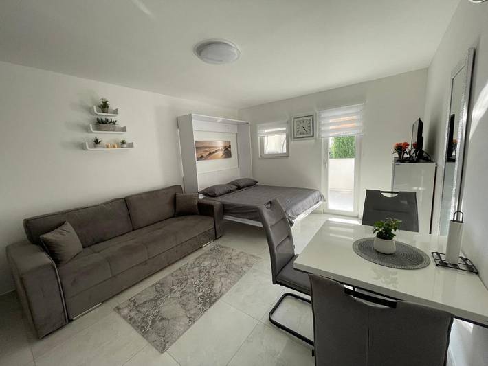 Ferienwohnung für 4 Personen, mit Balkon und Terrasse sowie Ausblick in Stinica