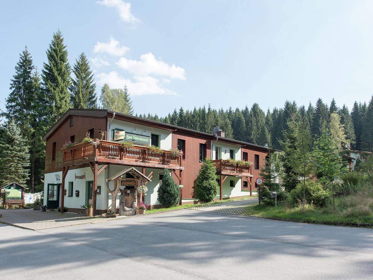 Ganze Wohnung, Spacious holiday apartment in Saxony with communal pool in Morgenröthe-Rautenkranz, Muldenhammer