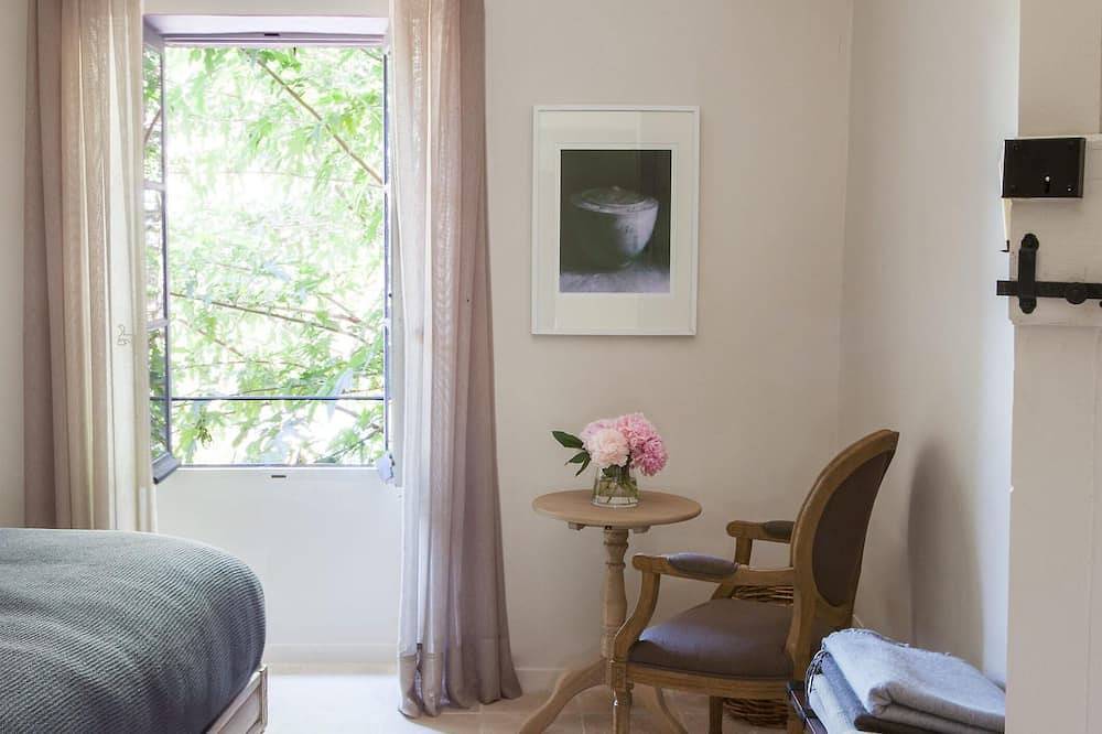 Domaine Les Martins-Chambre Supérieur in Gordes, Parc naturel régional du Luberon