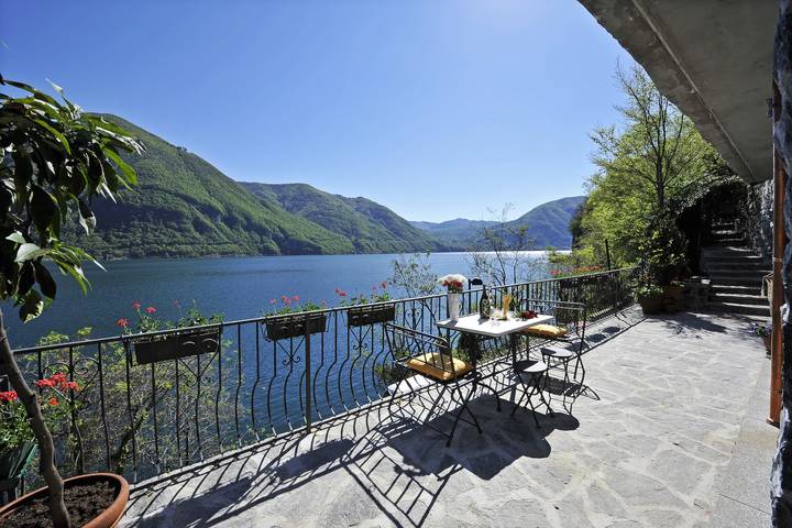 Villa pour 2 personnes, avec balcon et vue sur le lac dans les Alpes