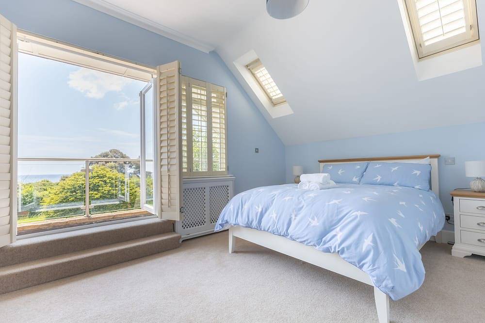 The Beach House - a stone's throw from Avon Beach, Friars Cliff in Mudeford, Christchurch