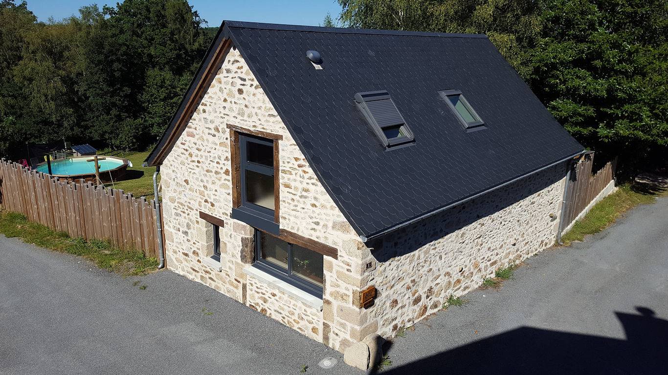 Gite La Bergerie avec terrasse couverte et piscine in Champagnac-la-Noaille, Région de Tulle