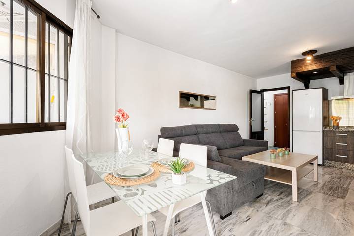 Entire apartment, Apartment 'Apartamento Mefistofeles' with Private Terrace, Wi-Fi & Air Conditioning in Malaga, Cordillera Penibética