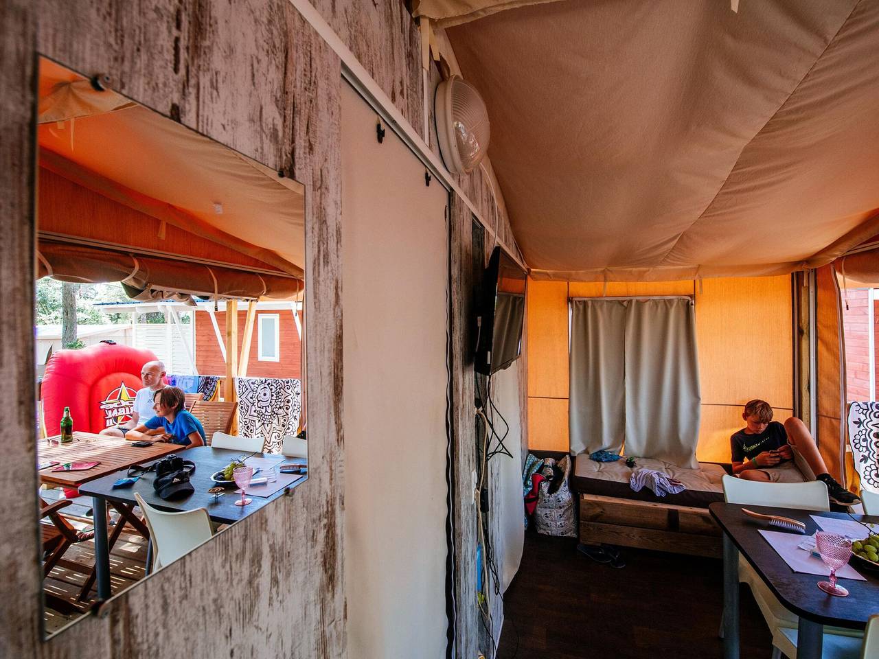 Glamping Zelt im Zaton Holiday Resort, mit großer Poolanlage in Privlaka, Zadar