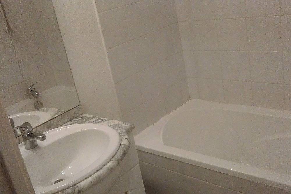 Entire apartment, F2 in Residence with swimming pool, caretaker and parking in Dax, Dax region