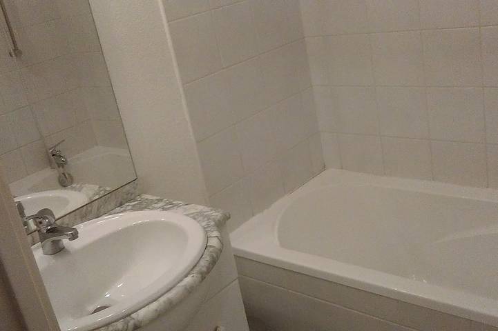 Gîte pour 4 personnes, avec piscine ainsi que terrasse et jardin dans Thermes Berot - 3