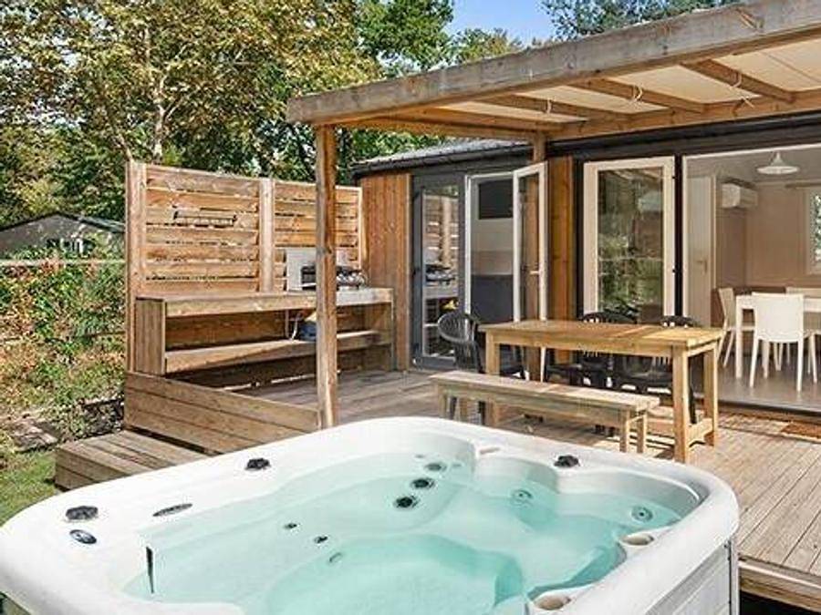 Camping Domaine de Soleil Plage - Mobilheim 4 personen - Mobilheim | Ultimate | 2 Schlafz. | 4 Pers. | Terrasse Lounge | Jacuzzi | 2 Bäder | Klimaanlage | Tv in Vitrac, Périgord Noir