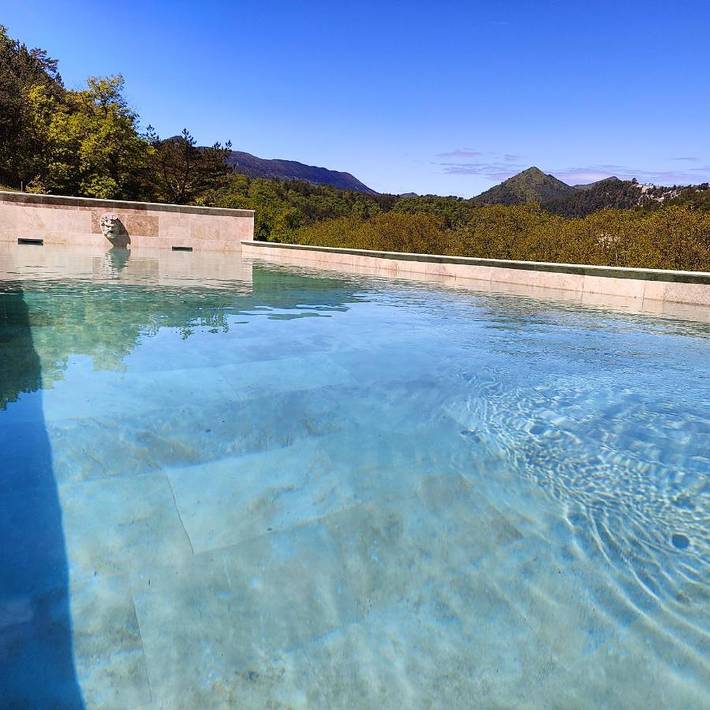 Gîte pour 4 personnes, avec piscine ainsi que vue et jardin, adapté aux familles à Les Pilles