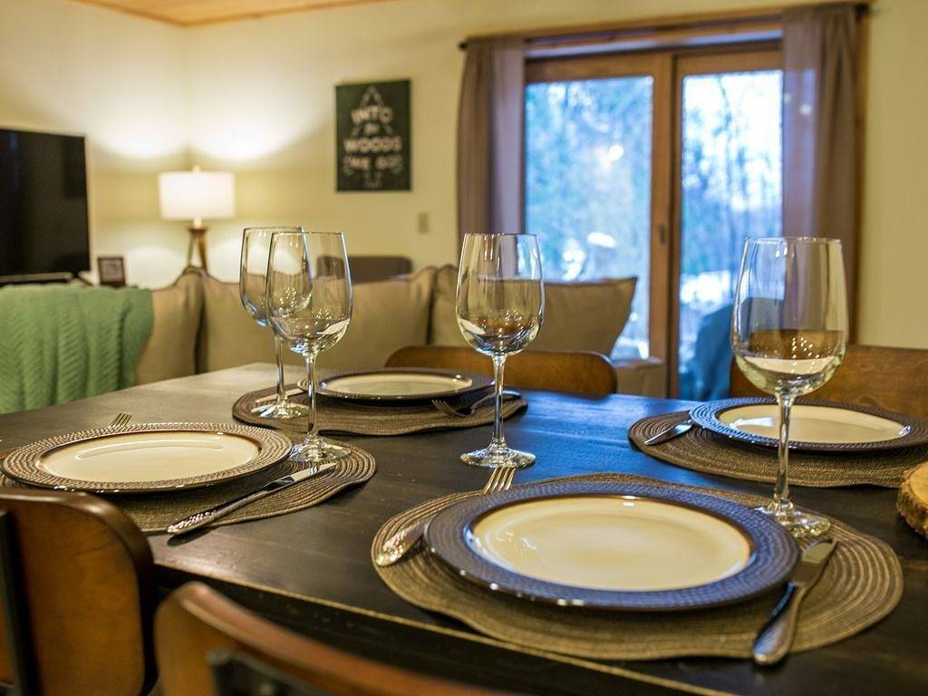 Ganze Wohnung, Beautiful 2-bedroom with private outdoor space. 5min walk to Main Street. in Lake Placid, Adirondack Mountains