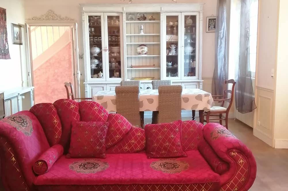 Demeure de caractère spatieuse avec Terrasse-patio. Idéale pour 4 /6 personnes in Gramat, Massif central