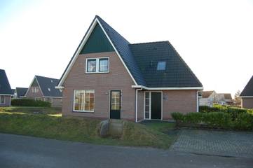 Villa für 10 Personen, mit Seeblick und Terrasse sowie Balkon/Terrasse in Makkum