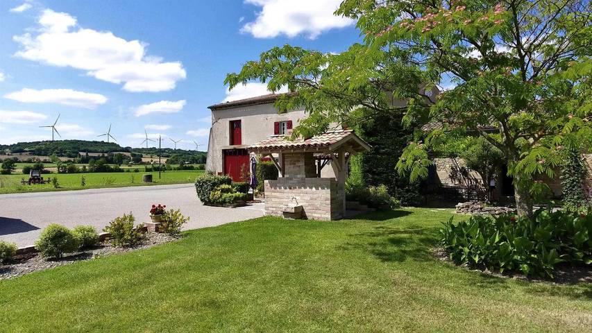 Gîte pour 10 personnes, avec piscine ainsi que terrasse et jardin