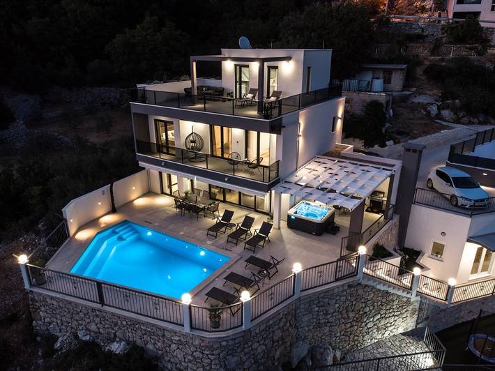 Villa for 8 people, with Balcony/Terrace and Garden as well as Pool and Sauna in Croatia