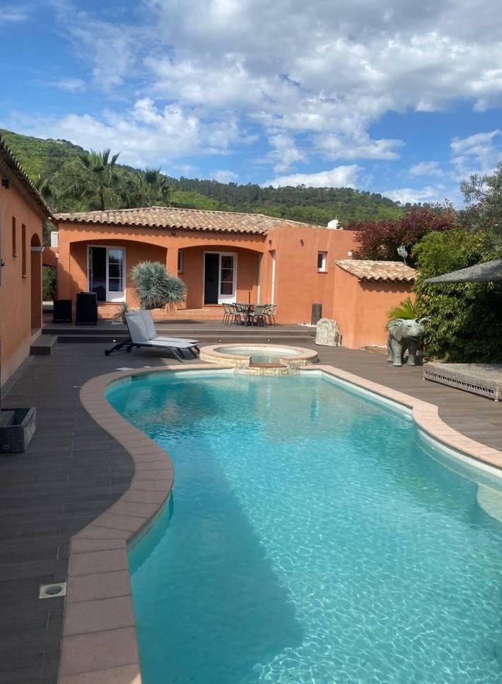 Gîte pour 6 personnes, avec jacuzzi ainsi que piscine et terrasse à Le Luc - 3