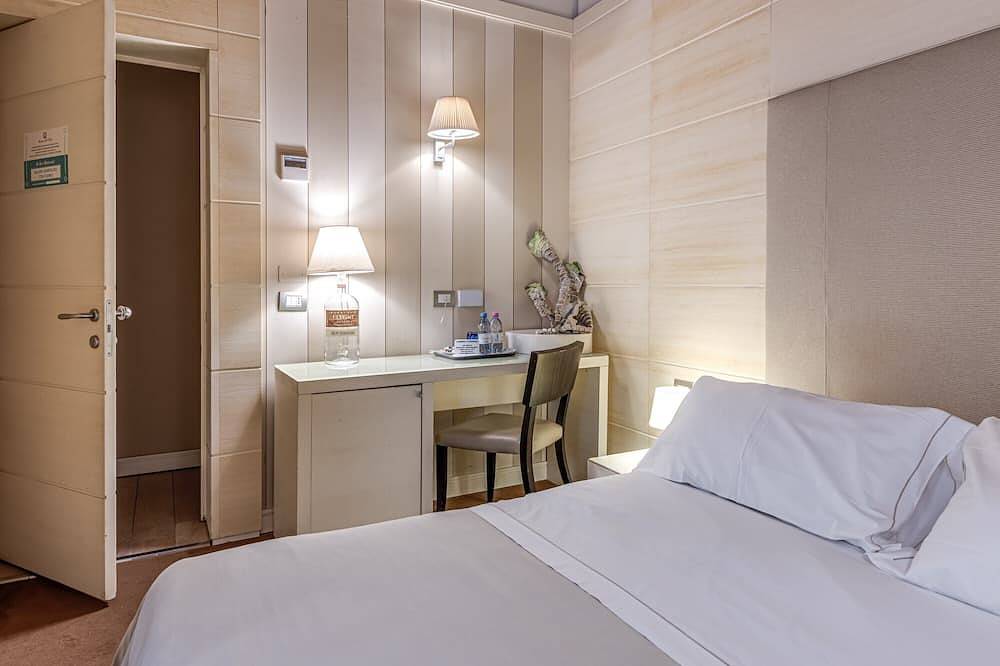 Entire apartment, Molo 73 - Capraia Room with Breakfast and Parking in Empoli, Florence Province