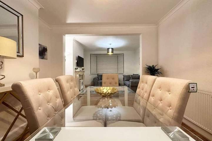 Holiday home for 6 people, with balcony and garden, with pets in Hounslow
