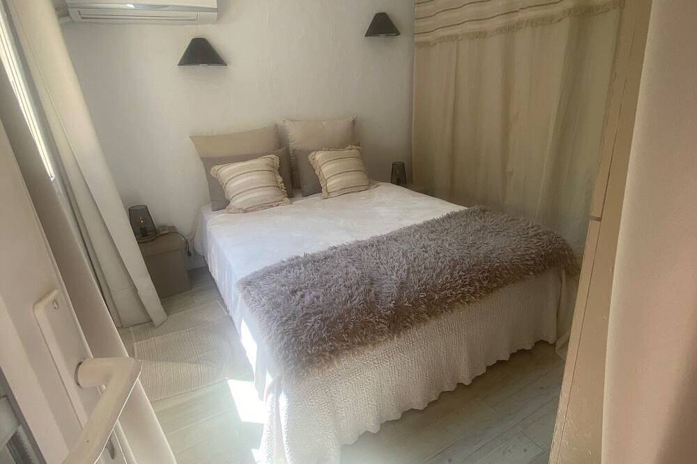 Entire apartment, Two-room apartment Quietly situated in a private estate with garden, 8 km from the sea in Pégomas, Cannes region