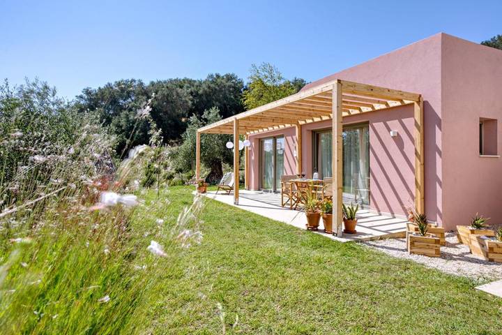 Gîte pour 2 personnes, avec Balcon et Terrasse ainsi que Jardin et Piscine