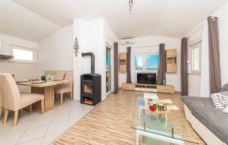 Apartamento vacacional entero, Acogedor apartamento de 1 dormitorio con terraza, wifi y aparcamiento in Plano (Dalmatia), Condado de Split-Dalmacia
