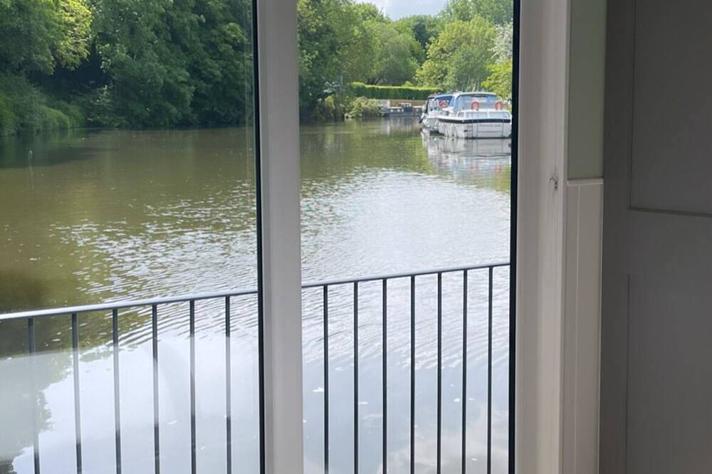 A luxurious unique River Boat with Castle Views in Maidstone in Boxley, Kent