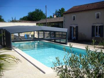 Gîte pour 6 personnes, avec terrasse ainsi que jardin et piscine, animaux acceptés à Sourzac