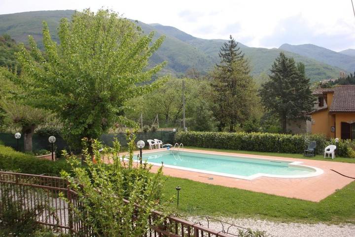 Appartamento per 3 persone, con piscina e terrazza nonché panorama e giardino, con animali domestici in Scheggino