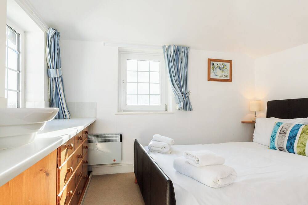 7 bedroom accommodation in West Pentire in Crantock, Cornwall