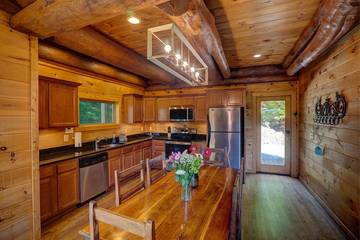 Log Cabin for 8 Guests in Fontana Lake, Swain County, Picture 4