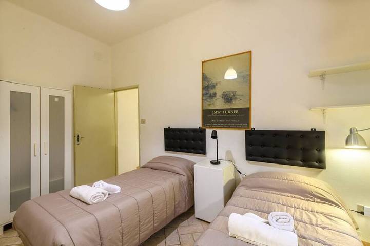 Apartamento entero, GuestHost - A comfortable 64 square meters apartment, perfect for three people, located on the ground floor of a historic building with a private entrance.The property is located in the heart of Urbino's historic center (limited traffic zone). It also en in Urbino, Valle del Metauro