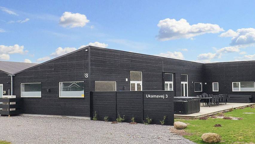 Ferieudlejning for 17 personer, med jacuzzi og pool såvel som sauna og terrasse, husdyr tilladt på Sjælland