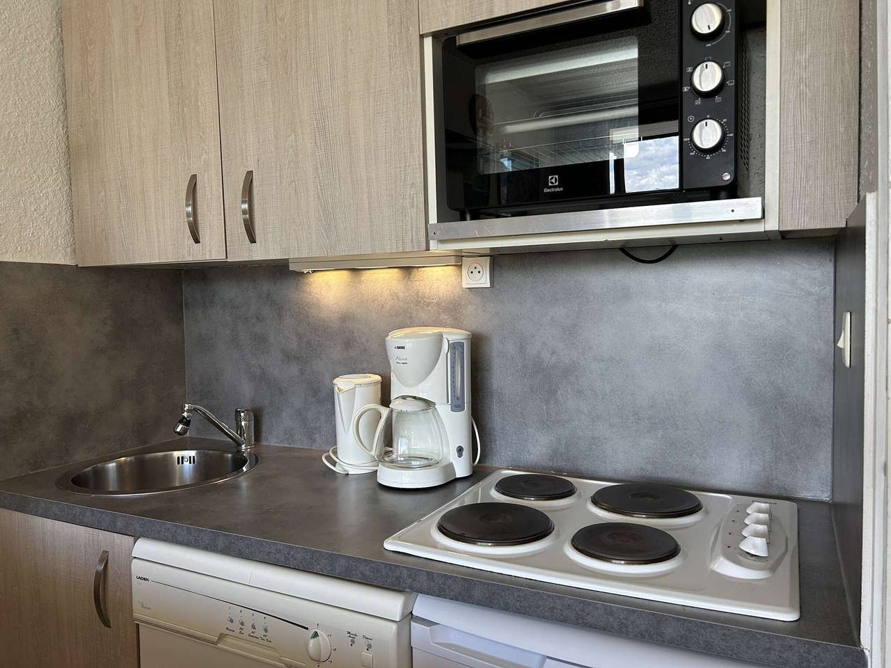 Entire apartment, Cozy Studio with Balcony, Near Slopes, Sleeps 4, Montgenèvre in Montgenèvre, Briançon region