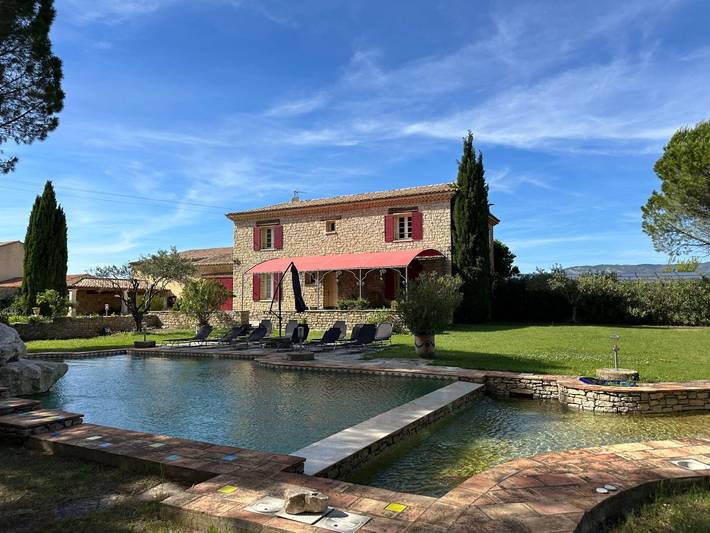 Gîte pour 12 personnes, avec jardin ainsi que piscine et terrasse, animaux acceptés