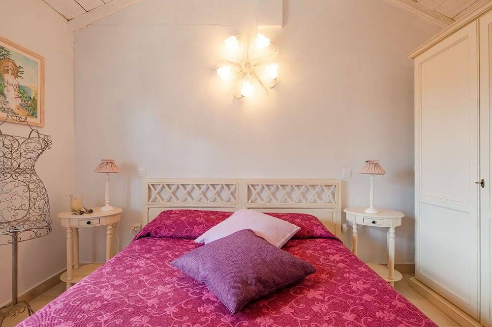 Entire apartment, Cosy apartment for 4 guests with Wifi, A/C, Tv, terrace and parking in La Roquette-sur-Siagne, Cannes region