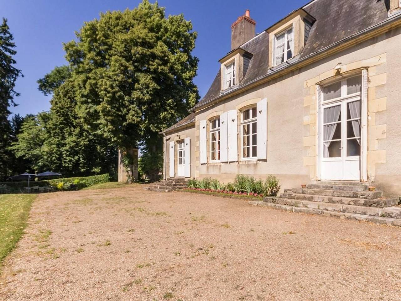 Séjour familial dans maison de maître avec parc, proche Nevers in Nièvre