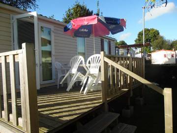 Lodge pour 6 personnes, avec piscine et jardin ainsi que bassin pour enfant et vue dans le Calvados