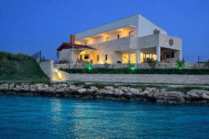 Villa für 10 Personen, mit Seeblick und Pool sowie Ausblick und Garten - 1