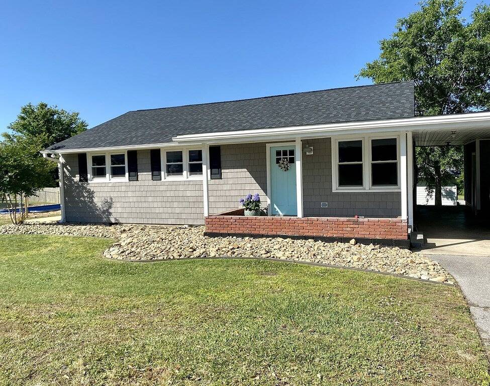 Boro Bungalow in beautiful downtown Swansboro with street legal golf cart in Swansboro, Camp Lejeune