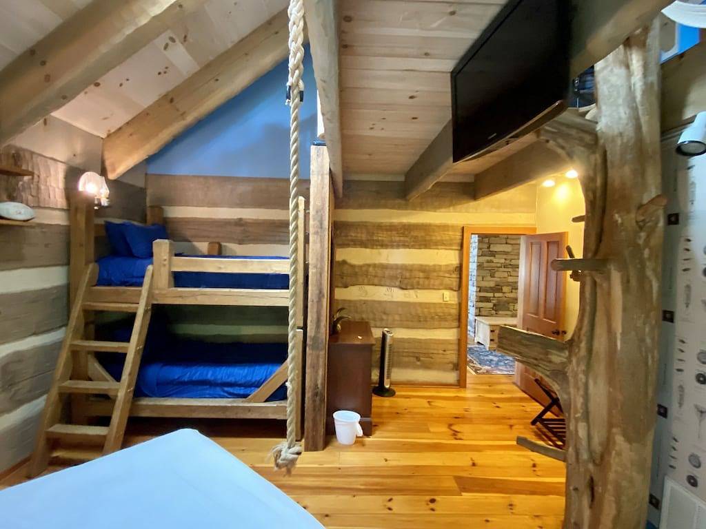 Luxus Blockhaus. Douglas Lake Anwesen. 70 Morgen mit nur 2 Häusern. in Douglas Lake