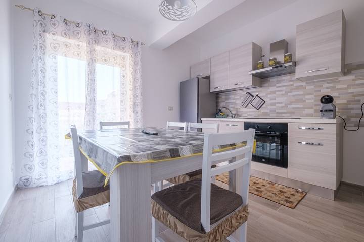 Entire apartment, Holiday Apartment "Damilhouse 4" with Balcony & Wi-Fi in Messina, Messina Province