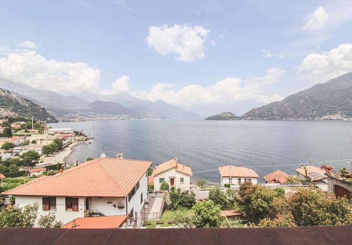 Ferienhaus für 8 Personen, mit Balkon und Terrasse sowie Garten und Seeblick