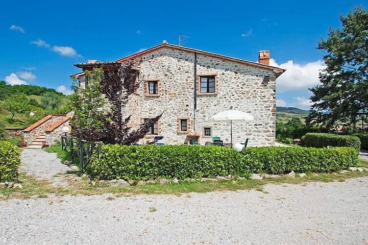 Agriturismo per 4 persone, con piscina e giardino, con animali domestici in Santa Fiora