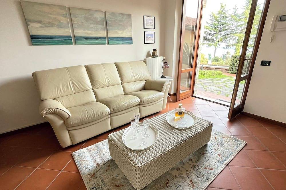 Ganze Wohnung, Apartment in Residenz mit Pool mit Seeblick in Gardone Riviera, Gardasee-Berge