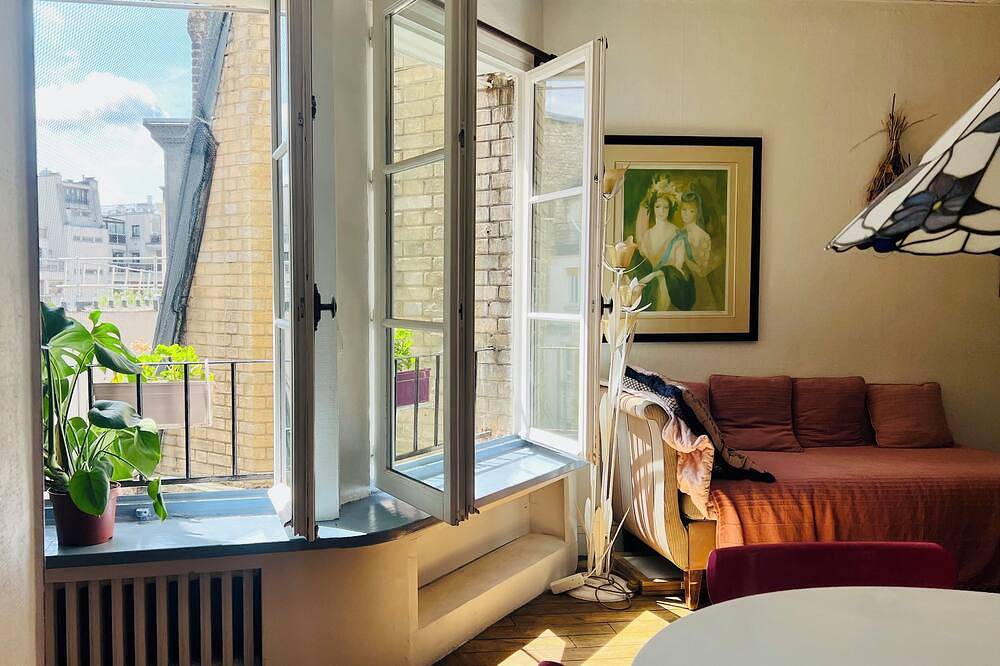 Two Rooms with Private Access – Comfort and Privacy in the Heart of Paris in Parigi, Ile-de-France