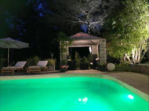 Location de vacances pour 2 personnes, avec vue ainsi que jardin et piscine à Rognes - 2