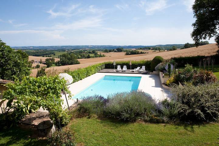 Gîte pour 4 personnes, avec Terrasse ainsi que Jardin et Piscine à Cadalen